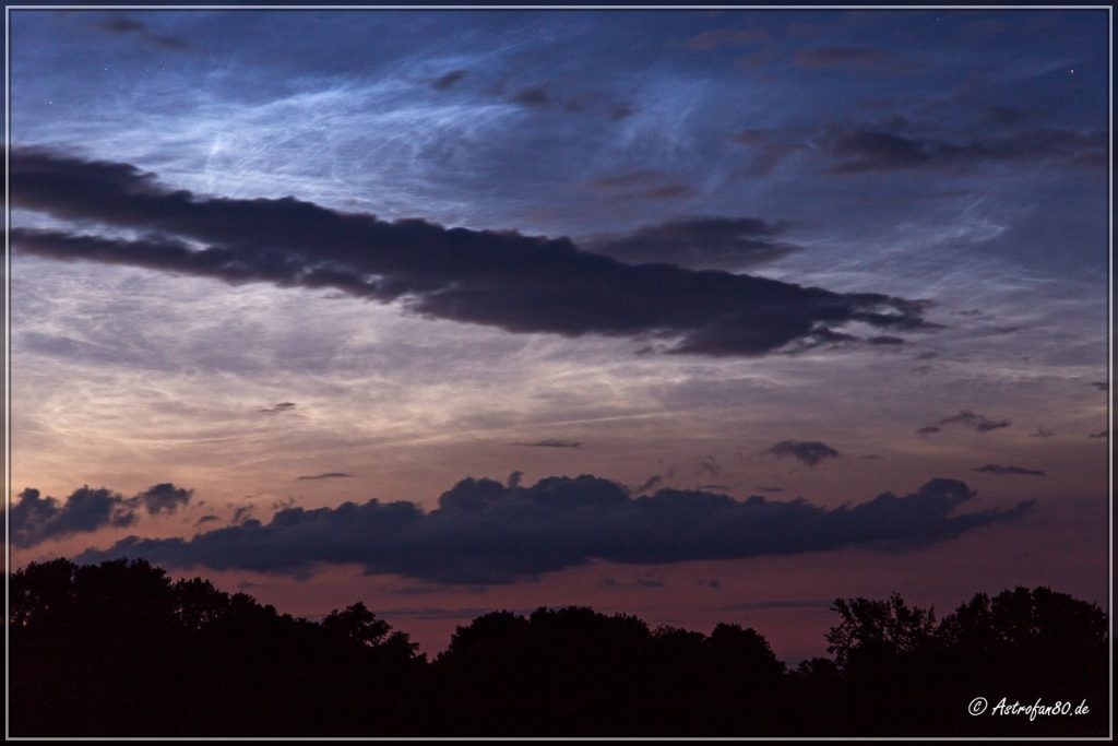 Leuchtende Nachtwolken bei fortgeschrittener Dämmerung mit troposphärischen Wolken - 5. Juli 2016, 22:57 Uhr MESZ
