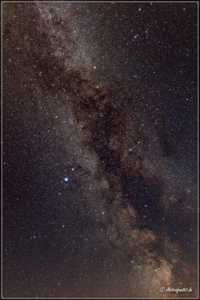 Sommermilchstraße von Schwan bis Schild - Canon EOS 600D, Canon EF-S 24mm STM Pancake, f/4, ISO-800, 20x5 Min. + 5x5 Min mit Cokin P820