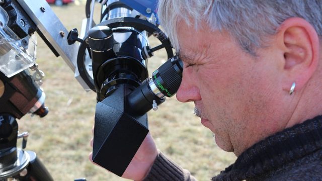 Uwe A. bei der Sonnenbeobachtung