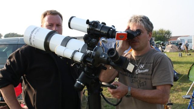 Die beiden Uwes werfen einen Blick durch das H-Alpha-Teleskop HTT2010-04