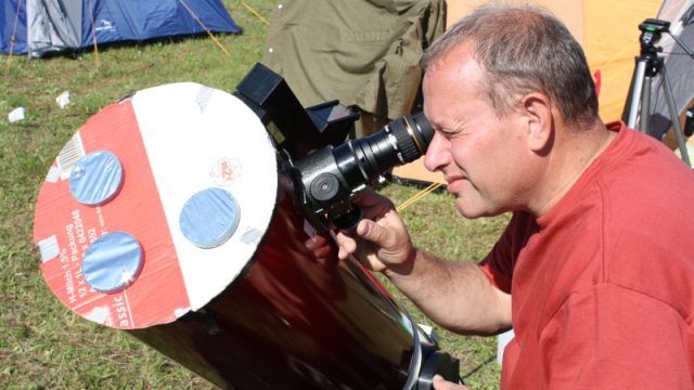 Thomas beobachtet im Weißlicht die Sonne HTT2010-06