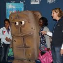 A-Promi Bernd das Brot begrüßt die jungen Gäste... IFA2009-04