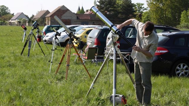 Blick Richtung Westen auf die aufgebauten Teleskope SBST2011-01