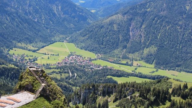 Blick vom Gipfel auf die Aussichtsterrasse Urlaub2011-02