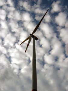 Windrad direkt an der Verbindungsstraße wka081021-1