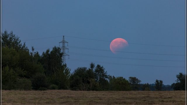Aufgang des teilverfinsterten Mondes um 20:47 Uhr