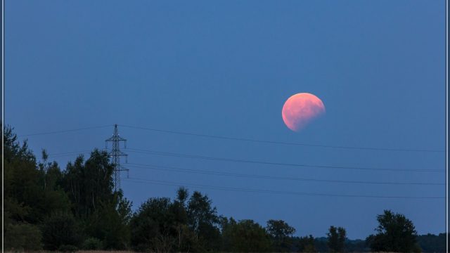 Der Mond steht immer noch verformt niedrig über dem Osthorizont (20:51 Uhr)