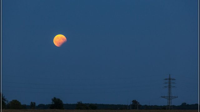 Der Mond über dem Umspannwerk an der B87 (20:59 Uhr)