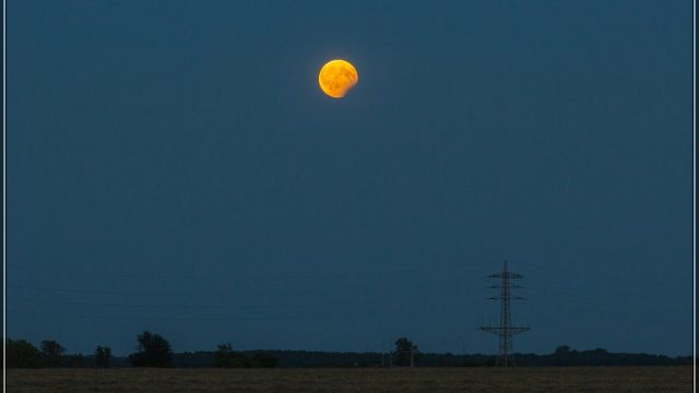 Die Mondfinsternis in der fortgeschrittenen Dämmerung (20:08 Uhr)