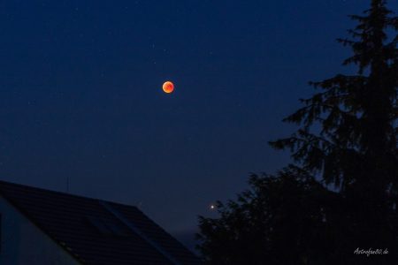 Der total verfinsterte Mond und unser Nachtbarplanet Mars im Südosten