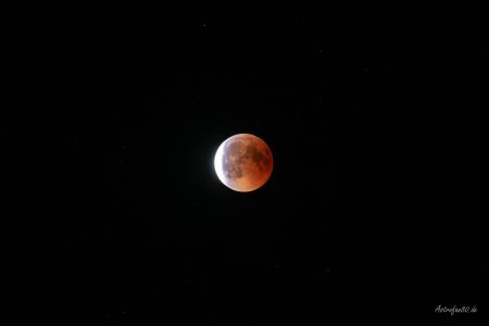 Der Mond tritt aus dem Kernschatten der Erde wieder aus