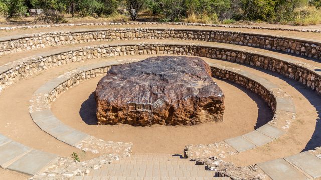 Treppe hinab zum Meteoriten